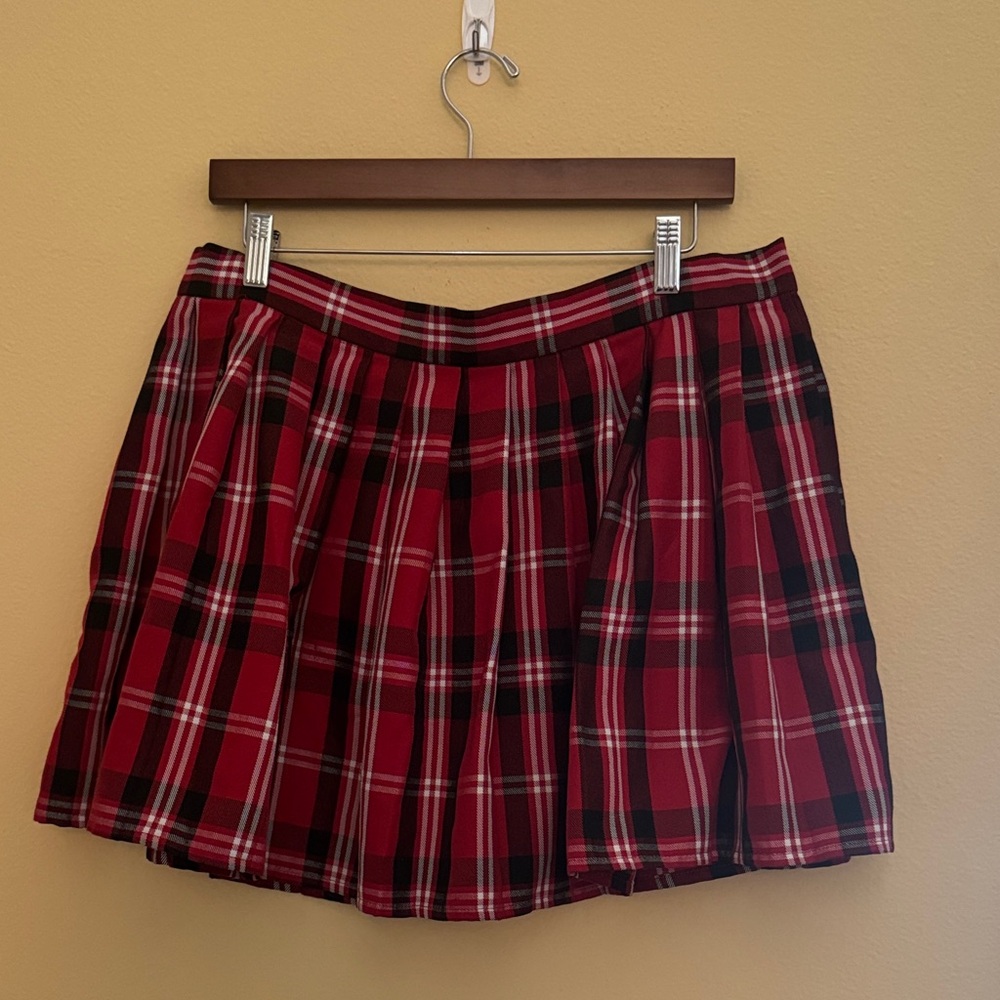 Chic Tartan Mini Skirt in Red and Black